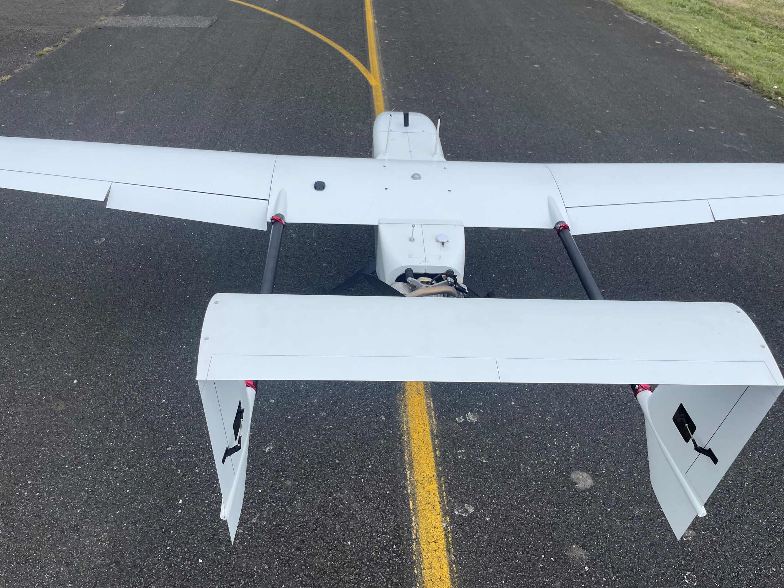 Die Fixed-Wing-Drohne S360Mk.II von Hanseatic bietet bis zu 7 Stunden Flugzeit, trägt 5+ kg Nutzlast und ist ideal für Langstreckeneinsätze und Überwachungsmissionen.