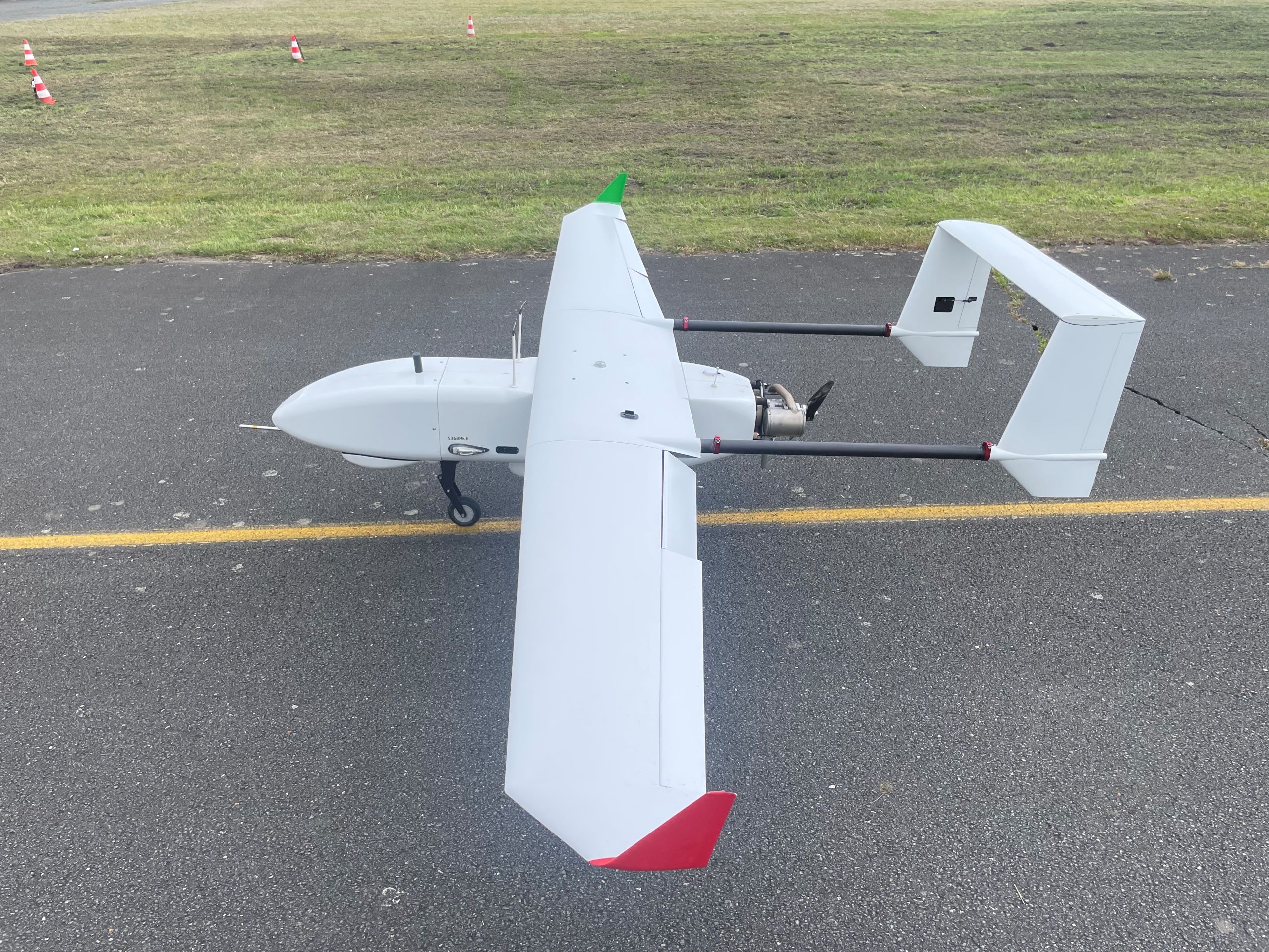 Die Fixed-Wing-Drohne S360Mk.II von Hanseatic bietet bis zu 7 Stunden Flugzeit, trägt 5+ kg Nutzlast und ist ideal für Langstreckeneinsätze und Überwachungsmissionen.