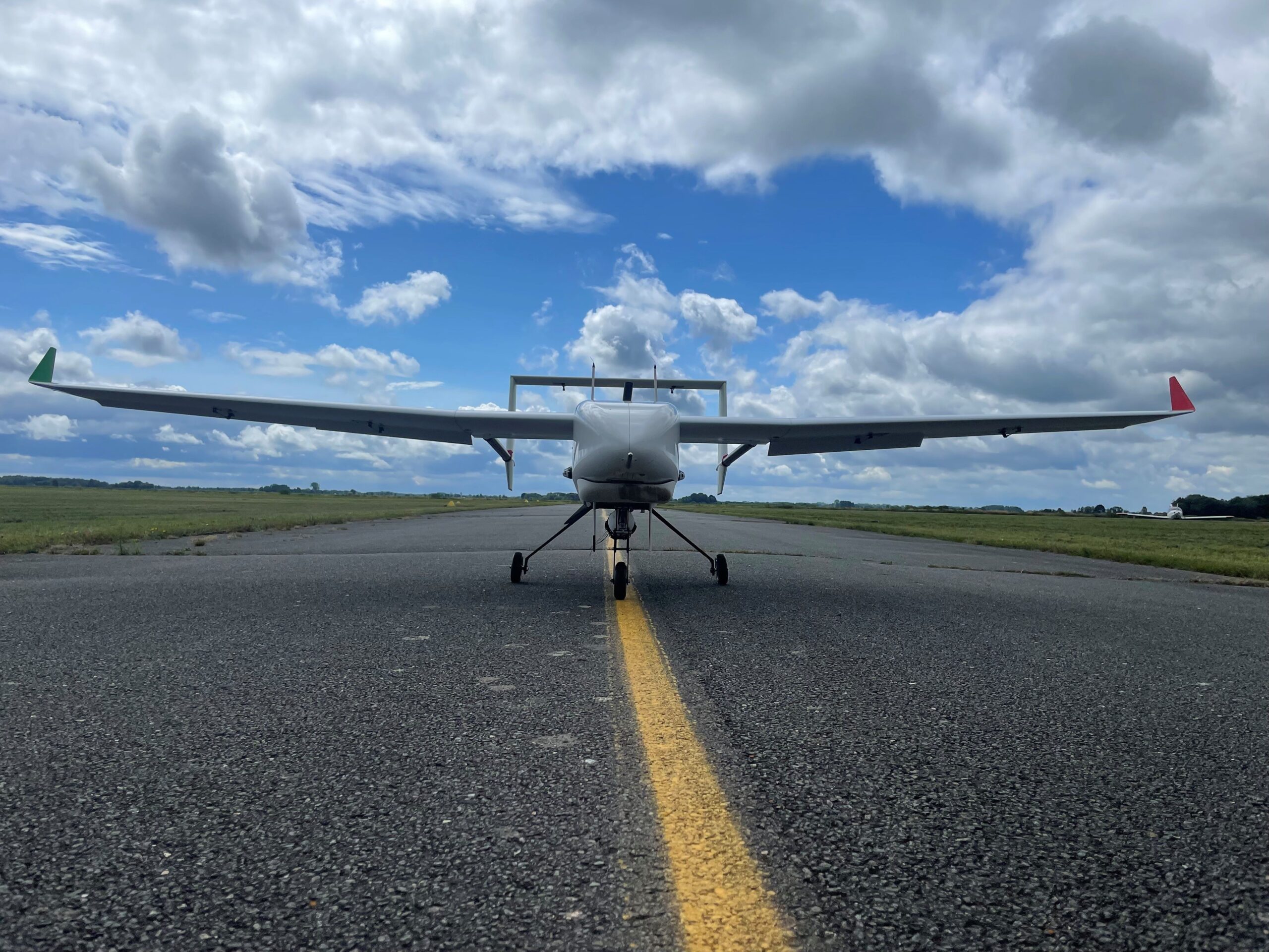 Die Fixed-Wing-Drohne S360Mk.II von Hanseatic bietet bis zu 7 Stunden Flugzeit, trägt 5+ kg Nutzlast und ist ideal für Langstreckeneinsätze und Überwachungsmissionen.