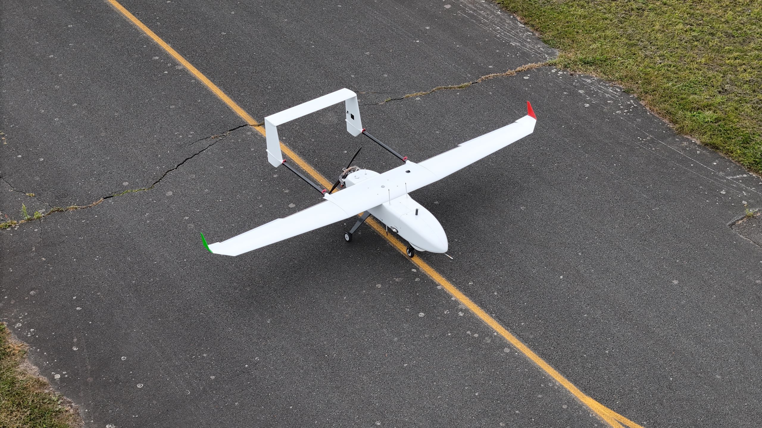 Die Fixed-Wing-Drohne S360Mk.II von Hanseatic bietet bis zu 7 Stunden Flugzeit, trägt 5+ kg Nutzlast und ist ideal für Langstreckeneinsätze und Überwachungsmissionen.