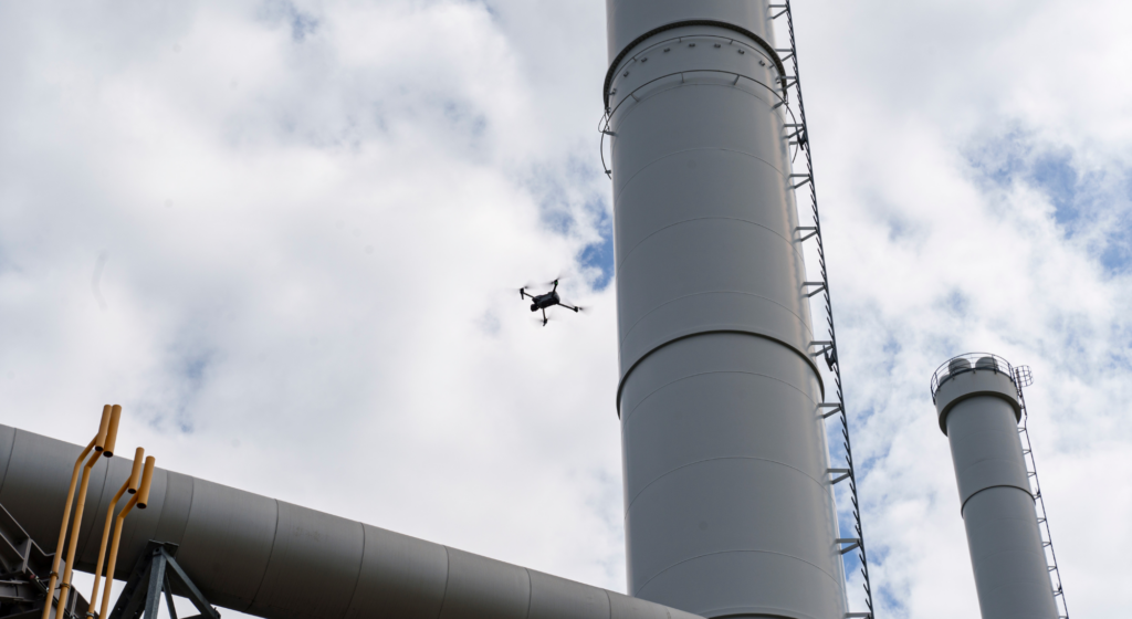 Drohne in der Luft bei kritischer Infrastruktur